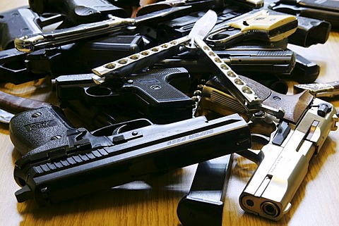 Germany : Illegal weapons, knifes, confiscated from young people