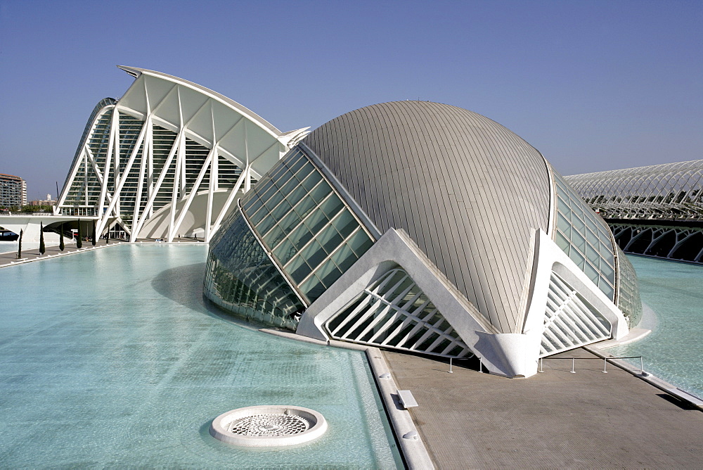 ESP, Spain, Valencia : Ciudad de las Artes Y de las Ciencias, City of arts and sciences. L'Hemisferic und Museo de las Ciencias Principe Filipe