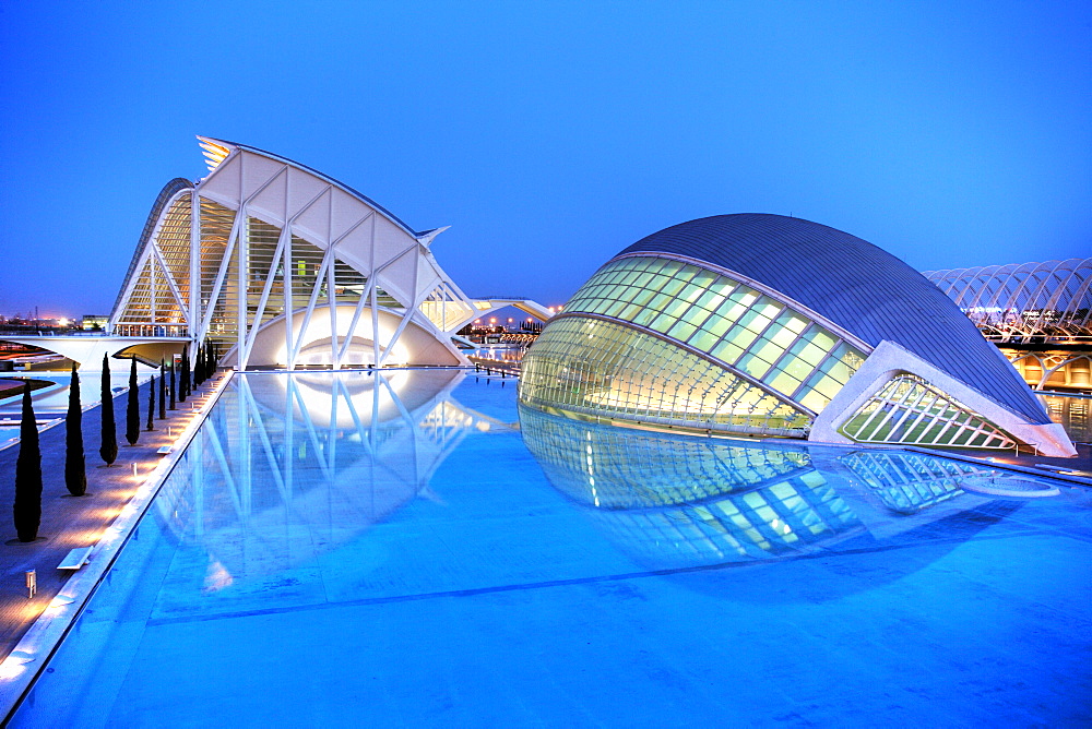 ESP, Spain, Valencia : Ciudad de las Artes Y de las Ciencias, City of arts and sciences. L'Hemisferic and Museo de las Ciencias Principe Filipe