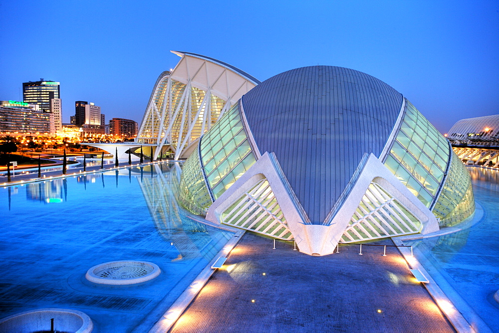 ESP, Spain, Valencia : Ciudad de las Artes Y de las Ciencias, City of arts and sciences. L'Hemisferic and Museo de las Ciencias Principe Filipe