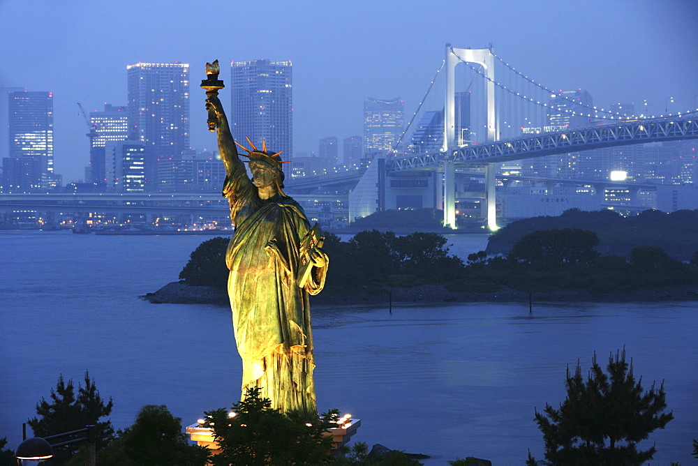 View from Odaiba over Bay with Rainbow-Bridge to mainland Odaiba is an artificial island in Bay conected to the mainland by Rainbow-Bridge Modern district with hotels shopping malls museums restaurants Headquarter of Fuji TV Replica of Statue of Liberty T