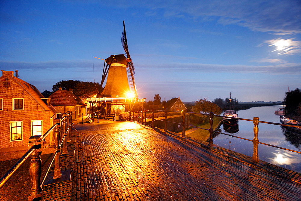 Canals in the village of Sloten, Friesland, The Netherlands, Europe