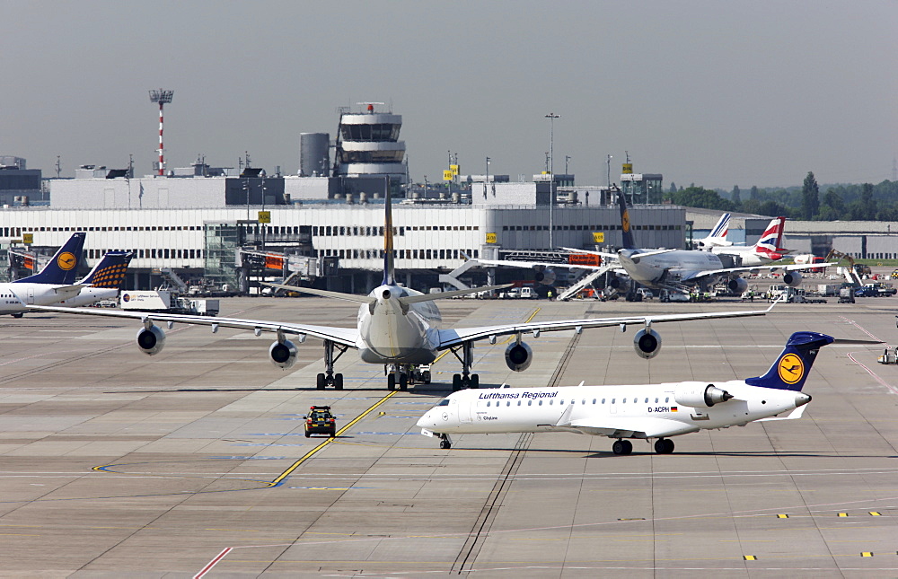 Lufthansa Airbus A340, one of three large-capacity aircraft stationed in Duesseldorf since May 2008 for connections to Canada and the USA, Duesseldorf International Airport, Duesseldorf, North Rhine-Westphalia, Germany, Europe