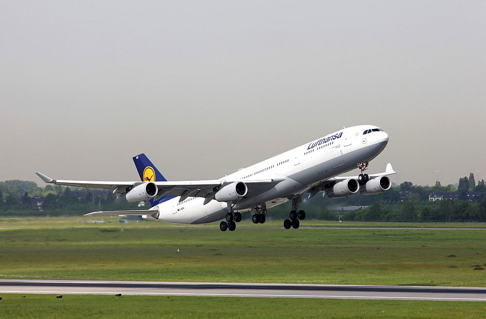 Lufthansa Airbus A340, one of three large-capacity aircraft stationed in Duesseldorf since May 2008 for connections to Canada and the USA, Duesseldorf International Airport, Duesseldorf, North Rhine-Westphalia, Germany, Europe