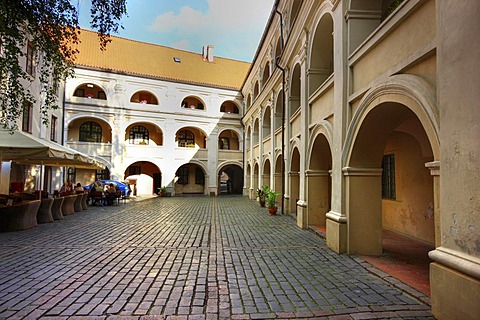 Alumnats inner courtyard, a typical historic city centre inner courtyard on Universiteto Gatve street, Vilnius, Lithuania, Baltic States, Northeastern Europe