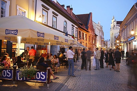 Restaurants and bars on Pilies Gatve street at night in the historic city centre of Vilnius, Lithuania, Baltic States, Northeastern Europe