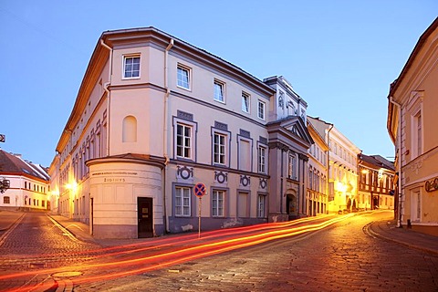 Alley at night in the university district of the historic city centre of Vilnius, Lithuania, Baltic States, Northeastern Europe