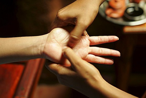 LKA, Sri Lanka : Siddhalepa Ayurveda Resort , hand massage.