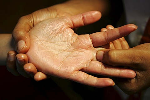 LKA, Sri Lanka : Siddhalepa Ayurveda Resort , hand massage.