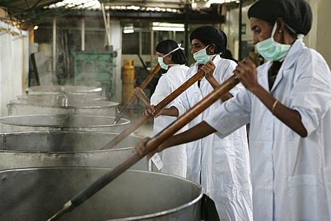 LKA, Sri Lanka : Production of ayurvedic medicine at Hettigoda Industries, the oldes manufacturer of ayurvedic products.