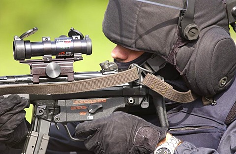 DEU, Germany: Basic training for future SWAT Team officers. They learn, during a year long course, all the basics which they need for their job in the special operation police units