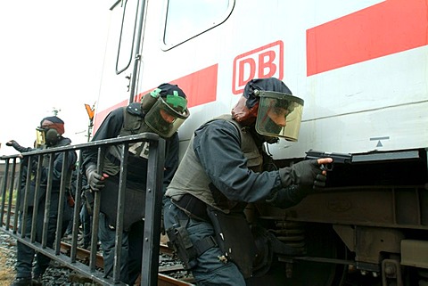 DEU, Germany: Basic training for future SWAT Team officers. They learn, during a year long course, all the basics which they need for their job in the special operation police units