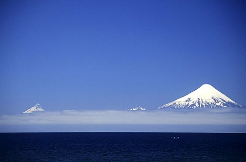 CHL, Chile: the volcano Osorno, Lake Llanquihue near Puerto Varas.