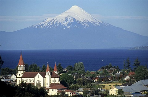 CHL, Chile: Puerto Varas on the shore of Lake Llanquihue.