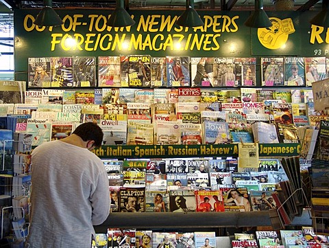 USA, United States of America : News stand. Newspaper shop. International papers.