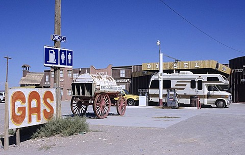 USA, United States of America, California: a petrol station in the desert near Death Valley National Park.