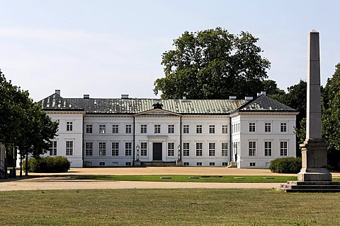 Neuhardenberg Palace, classical palace by the architect Schinkel, street front with obelisk, Oderbruch region, Maerkisch-Oderland district, Brandenburg, Germany, Europe