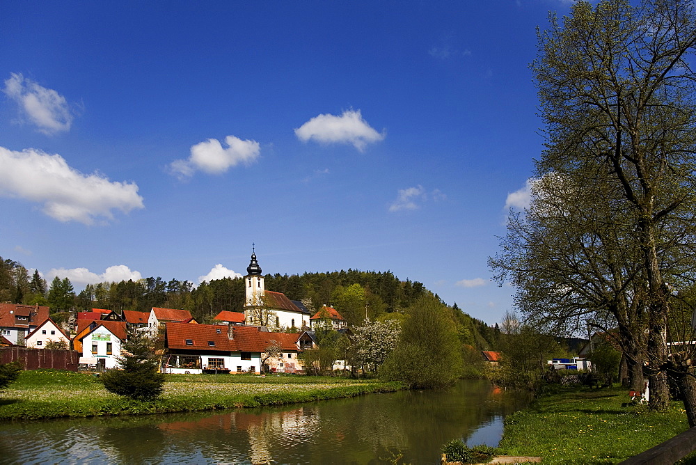 Wiesent River, St. Martinuskirche Church, Nankendorf, Franconian Switzerland, Bamberg District, Upper Franconia, Bavaria, Germany, Europe