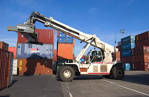 Mobile containerlift at Neuss Harbour, Germany