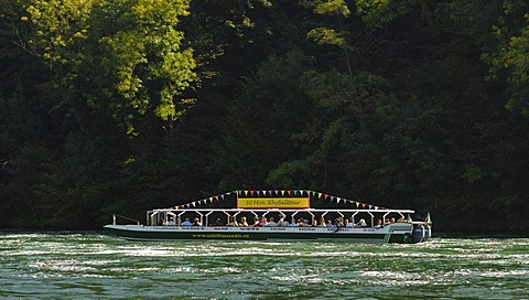 Rhine falls near the city of Schaffhausen - Ausflugsboot - Schweiz, Europa.