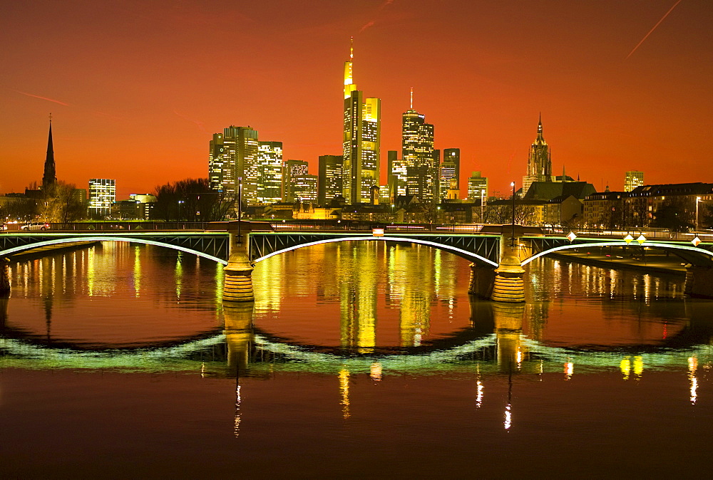 Sunset, Ignatz Bubis Bridge and the Frankfurt skyline, Frankfurt, Hesse, Germany, Europe