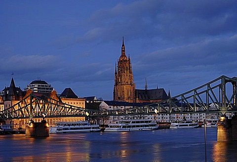 Eiserner Steg (Iron footbridge) and Cathedral of Frankfurt, Hessen, Germany