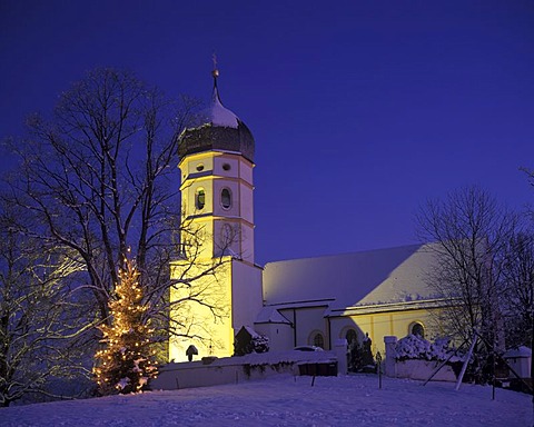 St. Johannes der Taeufer und Georg, Church of St John the Baptist and George, with Christmas tree, Holzhausen, Muensing, Upper Bavaria, Germany, Europe