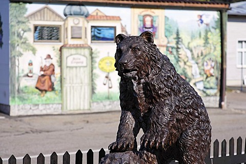 Bear sculpture at Baerwurzerei Hieke in Zwiesel, Bayerischer Wald, Lower Bavaria, Germany