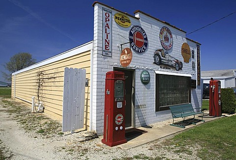 Historic signs at a car garage next to route 66, Illinois, USA