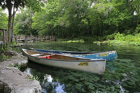 Canoes at Wekiwa Springs near Orlando produces freshwater from the Florida Aquifer, Florida, USA