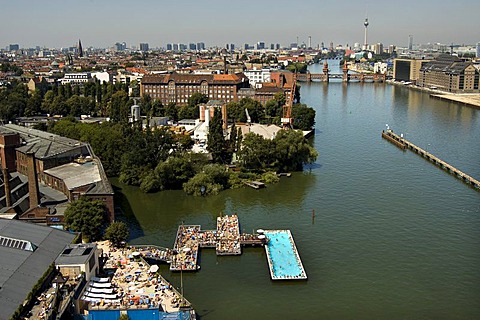 River Spree with the "Badeschiff", "bathing ship", Oberbaumbruecke and skyline of Berlin Mitte, Berlin, Germany