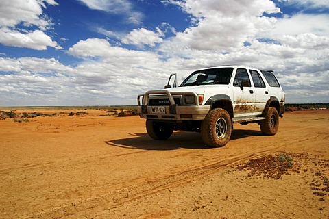 Sports utility vehicle in the Australian desert, south Australia