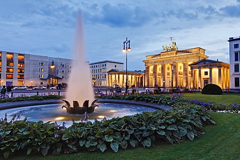 Fountain in front of Brandenburg Gate on Pariser Platz, evening mood, Berlin, Germany, Europe