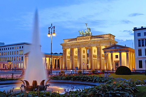 Fountain in front of Brandenburg Gate on Pariser Platz, evening mood, Berlin, Germany, Europe