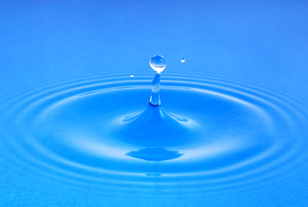 Blue water with jumping waterdrop