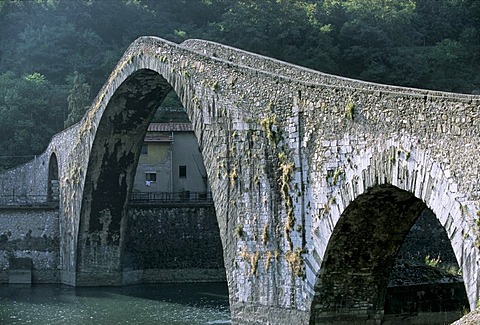 Ponte della Maddalena, Ponte del Diavolo, Devil's bridge, Borgo a Mozzano, Lucca province, Tuscany, Italy, Europe