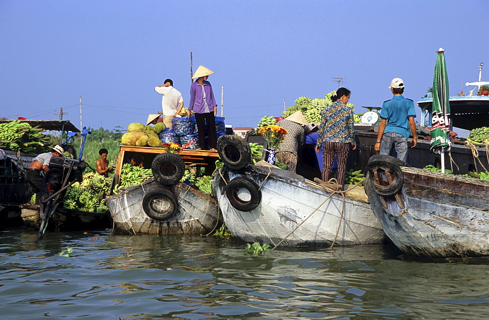 Vendors on boats at the floating market in Long Xuyen, Mekong Delta, Vietnam, Asia