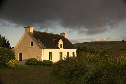 Kerry / Ireland: House at sunset