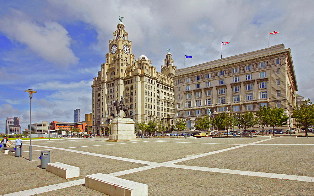 Liverpool, GBR, 22. Aug. 2005 - Royal Liver Building (l.) and the Cunard Building (r.) in Liverpool harbour.