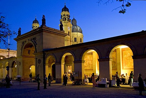 Munich, DEU, 04. March 2006 - People are sitting in the garden area of the old cafe Luigi Tamosi at Odeonsplatz in Munich city centre. In the background the old Theatiner church.