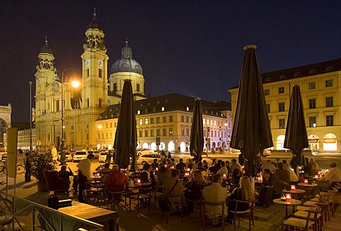 Munich, DEU, 04. March 2006 - People are sitting in front of the old cafe Luigi Tamosi at Odeonsplatz in Munich city centre. In the background the old Theatiner church.