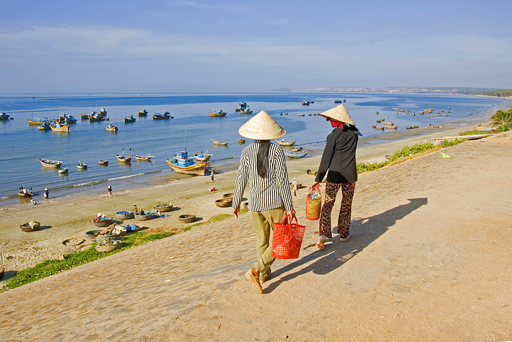 Two Vienamese women, harbour of Mui Ne, Vietnam, Asia