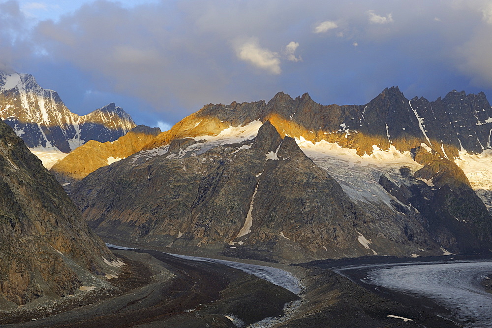 Morning atmosphere, view of the Lauteraar Glacier and the Lauteraarhorn Mountain, Canton of Bern, Switzerland, Europe