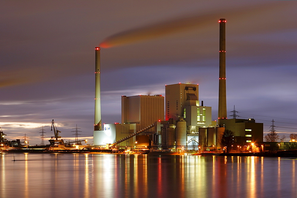 Power station, GKM Grosskraftwerk Mannheim at twilight, Mannheim, Baden-Wuerttemberg, Germany, Europe