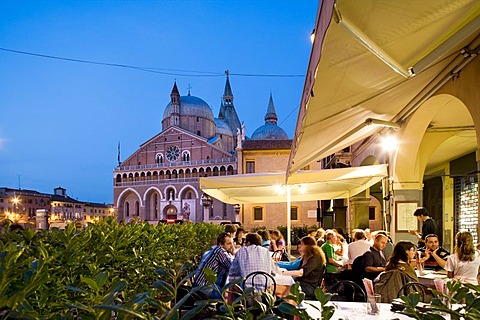 Restaurant in front of the Antonius Basilica, Padua, Veneto, Italy, Europe