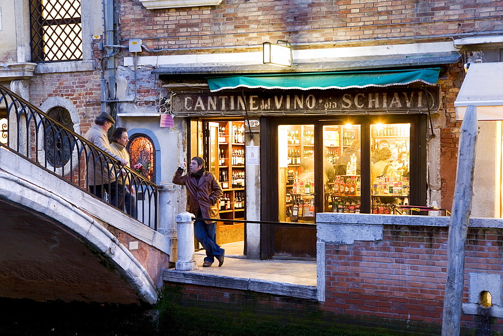 Customer in front of a wine bar on a bridge, Venice, Venezia, Italy, Europe