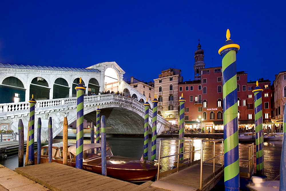 Boat in front of the Rialto Bridge, evening mood, Canal Grande, Venice, Veneto, Italy, Europe