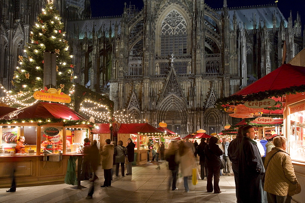 Christmas market stalls and people in front of the Cologne Cathedral, Cologne, North Rhine-Westphalia, Germany, Europe