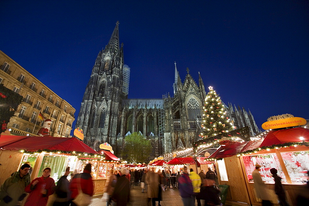 Christmas market stalls and people in front of the Cologne Cathedral, Cologne, North Rhine-Westphalia, Germany, Europe