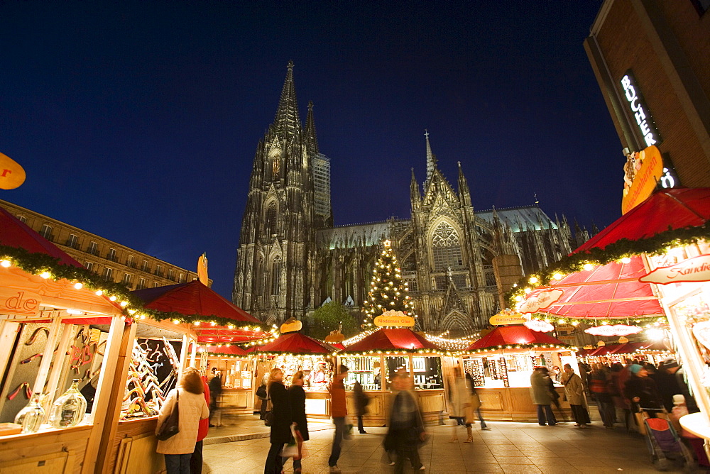 Christmas market stalls and people in front of the Cologne Cathedral, Cologne, North Rhine-Westphalia, Germany, Europe